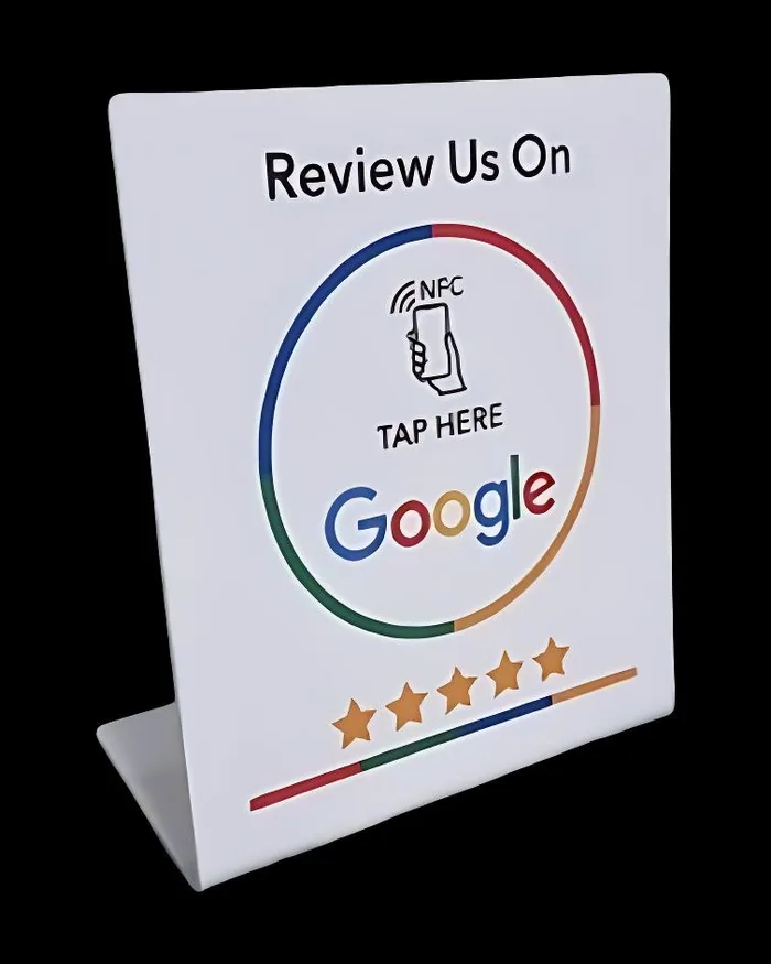 Біла NFC-підставка Google Review на столі