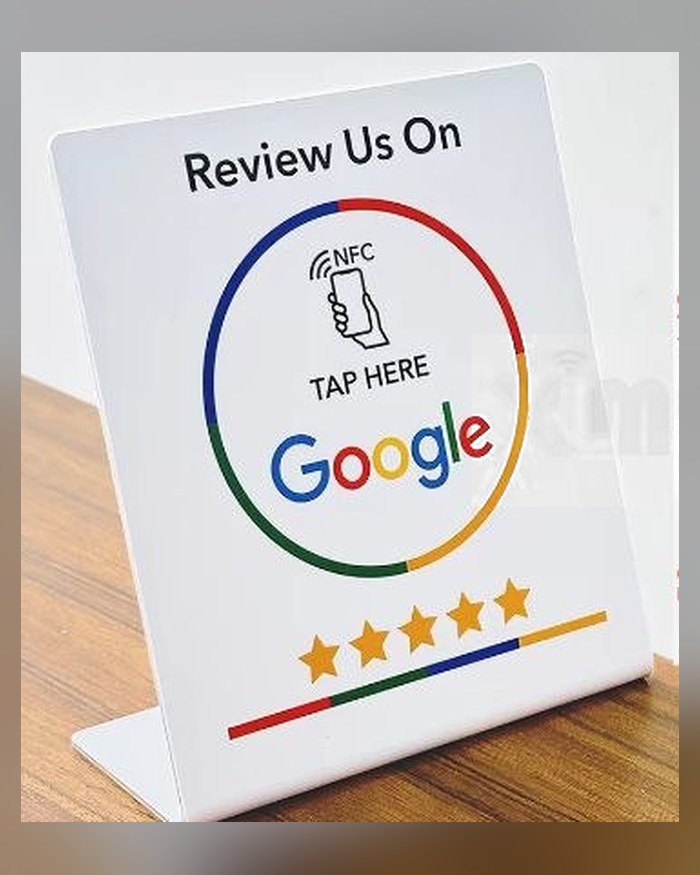Біла NFC-підставка Google Review на столі